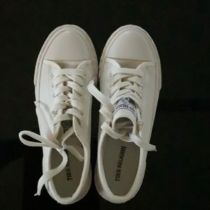 TRUE RELIGION Jinny Beige Canvas lace up sneakers 8.5 like new